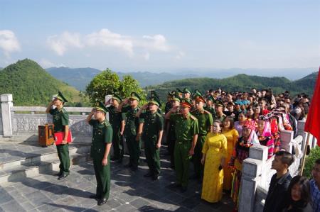 Thiêng liêng Lễ chào cờ tại cột cờ quốc gia Lũng Cú