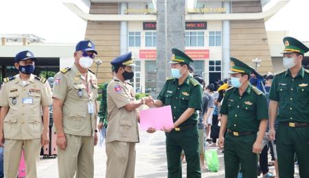 Vòng tay rộng mở, bao dung