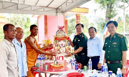 BĐBP An Giang chúc mừng Lễ Sen Dolta tại 5 chùa Khmer
