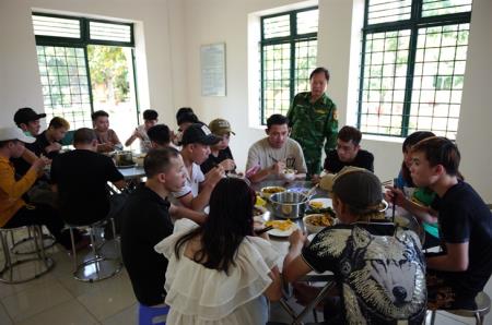 Thêm 18 công dân tháo chạy khỏi casino trên đất Campuchia về đến Việt Nam