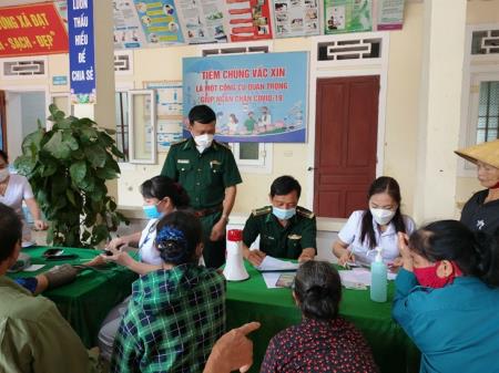 Khám, cấp thuốc và tư vấn điều trị các bệnh lý về mắt cho người cao tuổi xã Thanh Thủy