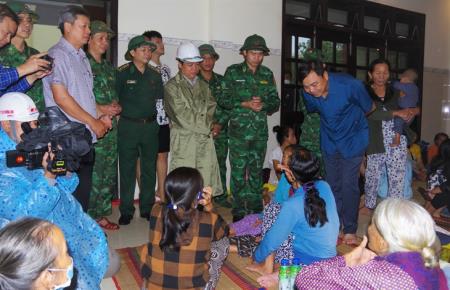 Thứ trưởng Nguyễn Hoàng Hiệp thăm hỏi, động viên bà con đang tránh bão tại Bộ Chỉ huy BĐBP tỉnh Quảng Nam