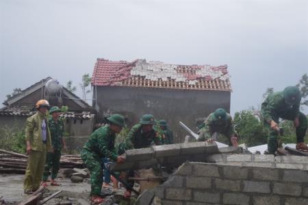 Bám địa bàn, khẩn trương giúp dân khắc phục hậu quả mưa bão