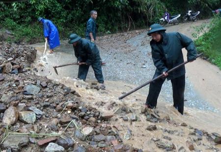 BĐBP Quảng Bình giúp dân khắc phục hậu quả sau bão số 4