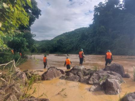 Quảng Nam: Một người dân bị nước cuốn trôi khi vượt qua sông Bung