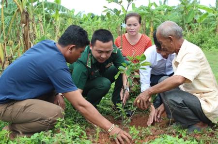 Những mô hình vun đắp tình nghĩa Việt - Lào nơi biên giới