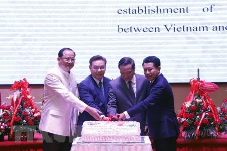 Báo chí Lào đưa tin đậm nét về mối quan hệ đặc biệt Việt Nam-Lào