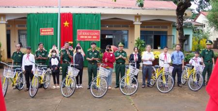 BĐBP Gia Lai tặng quà học sinh trên địa bàn biên giới nhân dịp khai giảng năm học mới