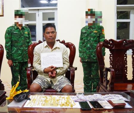 Bắt đối tượng vận chuyển vàng qua biên giới An Giang