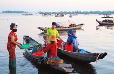 Chợ nổi trước bình minh trên phá Tam Giang
