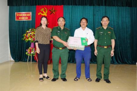 BĐBP Nghệ An thăm, tặng quà các xã biên giới huyện Kỳ Sơn