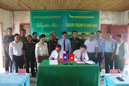 Bàn giao công trình hệ thống cấp nước sinh hoạt cho lực lượng bảo vệ biên giới nước bạn Lào