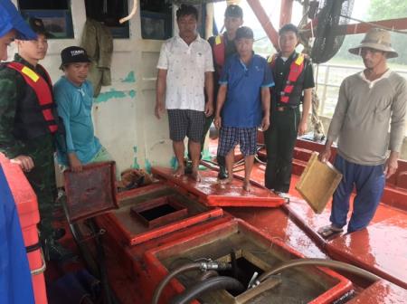 Tạm giữ tàu cá vận chuyển 7.000 lít dầu DO không rõ nguồn gốc