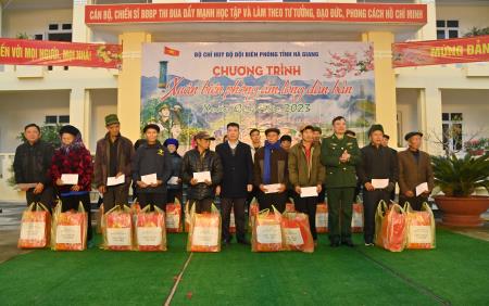 “Xuân Biên phòng ấm lòng dân bản” trên biên cương cực Bắc