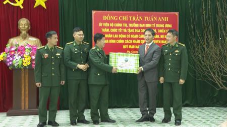 Trưởng ban Kinh tế Trung ương thăm, tặng quà tại tỉnh Hà Giang