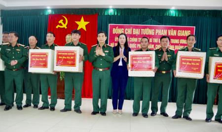 Đại tướng Phan Văn Giang chúc Tết lực lượng vũ trang tỉnh Quảng Ngãi