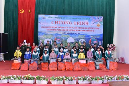Ấm lòng những món quà Xuân của người lính Biên phòng