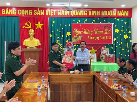 Lãnh đạo các tỉnh chúc Tết các đơn vị Biên phòng và nhân dân khu vực biên giới