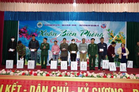Trao tặng nhiều phần quà Tết đến nhân dân trên khu vực biên giới