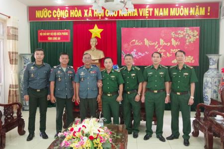 Lực lượng Hiến binh tỉnh Svay Rieng thăm, chúc Tết BĐBP Long An