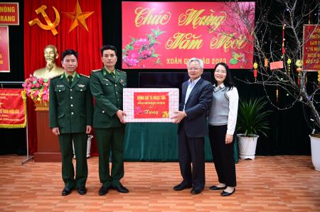 Phó Chủ tịch Thường trực Hội đồng lý luận Trung ương thăm, tặng quà Tết cán bộ, chiến sĩ và nhân dân xã Na Ư