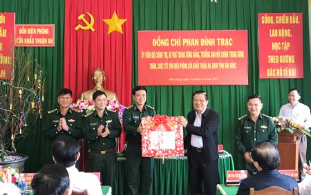 Đồng chí Trưởng Ban Nội chính Trung ương thăm, chúc Tết Đồn Biên phòng cửa khẩu Thuận An, BĐBP Đăk Nông