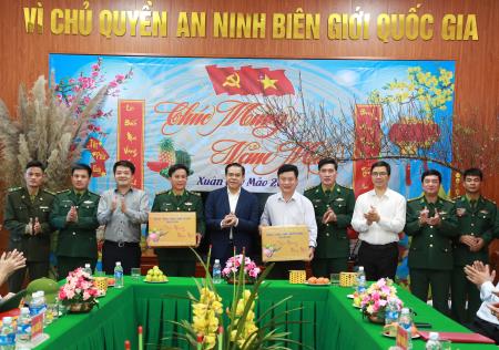 Chủ tịch UBND tỉnh Hà Tĩnh thăm, chúc Tết Đồn Biên phòng Hương Quang