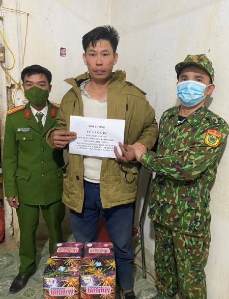 Bắt giữ đối tượng vận chuyển pháo nổ trái phép