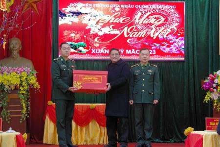 Thủ tướng Phạm Minh Chính thăm, tặng quà, chúc Tết cán bộ, chiến sĩ Đồn Biên phòng cửa khẩu quốc tế Tà Lùng