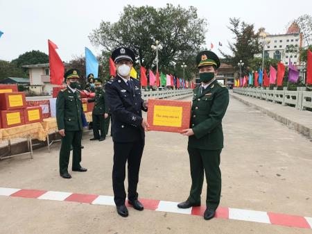 Các đồn Biên phòng tuyến biên giới tỉnh Quảng Ninh (Việt Nam) gặp mặt, chúc Tết Trạm Kiểm tra Biên phòng xuất nhập cảnh Đông Hưng (Trung Quốc)