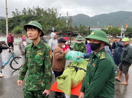 Vượt sóng lớn đưa 2 người dân bị tai biến vào đất liền cấp cứu