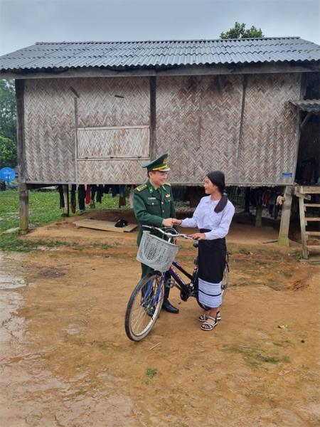 Phía sau câu chuyện “Chiếc xe đạp của bố nuôi BĐBP”
