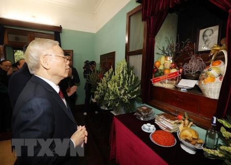 Tổng Bí thư dâng hương tưởng niệm Chủ tịch Hồ Chí Minh