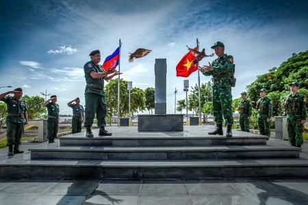 Xuân chạm ngõ biên cương