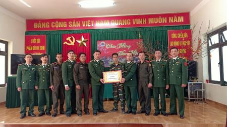 Đại đội Biên phòng 224 chúc Tết Đồn Biên phòng Nậm Càn