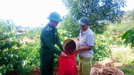Thổ cẩm và đôi vai “chàng dũng sĩ"
