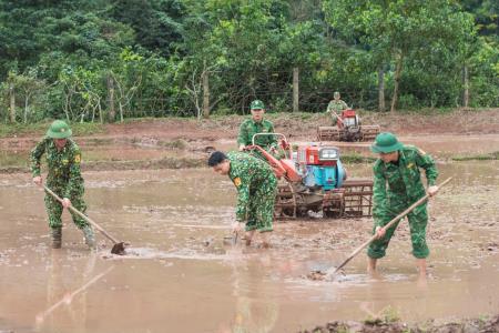 Quân và dân cùng xuống đồng ngày đầu năm ở bản biên giới Ka Ai