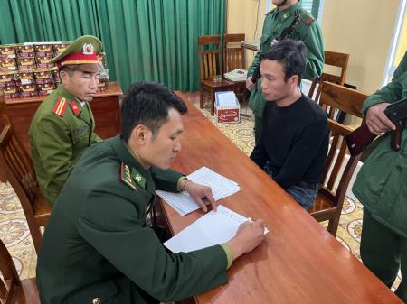 Bắt đối tượng tàng trữ trái phép pháo nổ