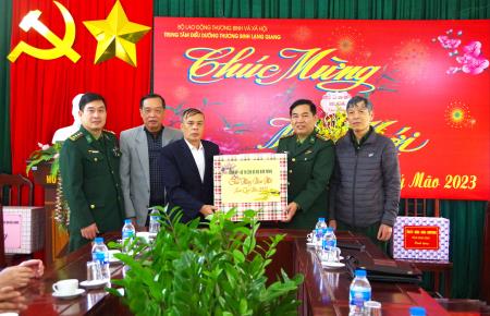 Thăm, tặng quà các trung tâm điều dưỡng thương binh dịp Tết Nguyên đán Quý Mão 2023