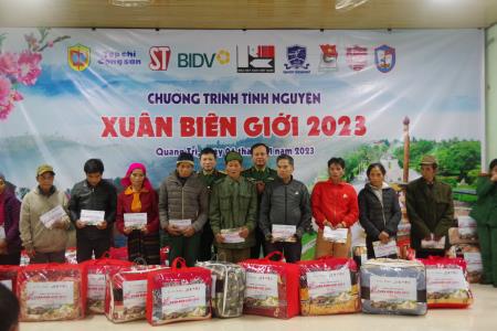 Tặng quà Tết cho nhân dân khu vực biên giới huyện Đakrông
