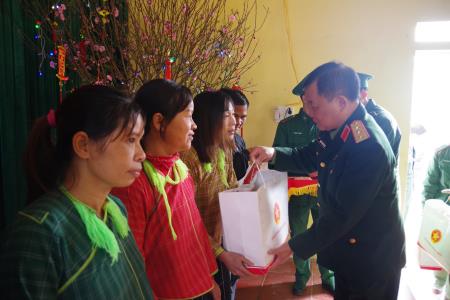 Thượng tướng Hoàng Xuân Chiến kiểm tra công tác sẵn sàng chiến đấu, chúc Tết cán bộ, chiến sĩ và nhân dân biên giới tỉnh Lạng Sơn