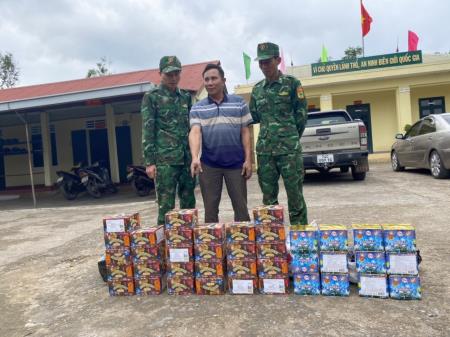 Bắt đối tượng vận chuyển 70kg pháo trái phép