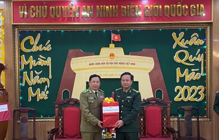 Ty An ninh tỉnh Savannakhet, Lào thăm và chúc Tết cán bộ, chiến sĩ BĐBP Quảng Trị