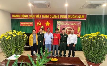 Tình người giữa biển khơi