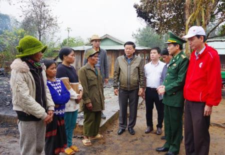Sát cánh cùng nhân dân vượt qua hoạn nạn