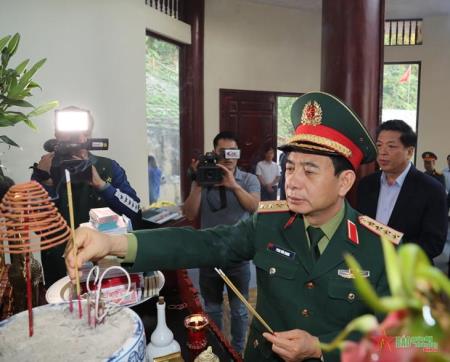 Đại tướng Phan Văn Giang dâng hương tưởng niệm Đại tướng Võ Nguyên Giáp tại Khu di tích Quốc gia đặc biệt rừng Trần Hưng Đạo