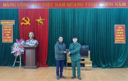 Binh nhất Hồ A Cầu nhặt được vật rơi, trả lại người mất