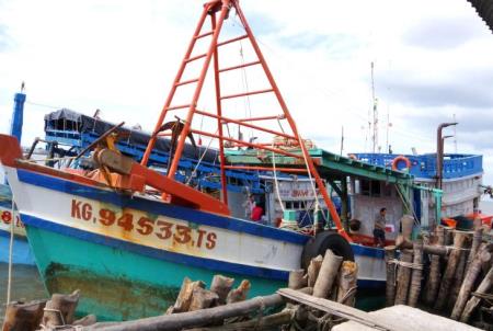 Bắt tàu đánh cá vận chuyển 20 nghìn lít dầu DO không rõ nguồn gốc
