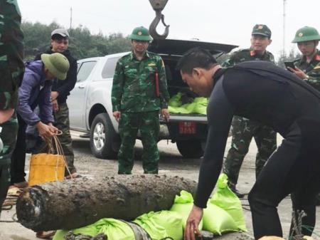 Quảng Bình: Di dời thành công quả bom trên vùng biển cảng Hòn La