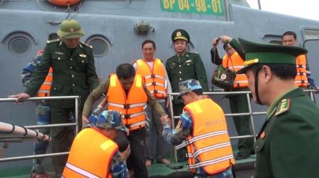 BĐBP Nam Định phối hợp cứu nạn kịp thời 2 thuyền viên bị trôi dạt trên biển